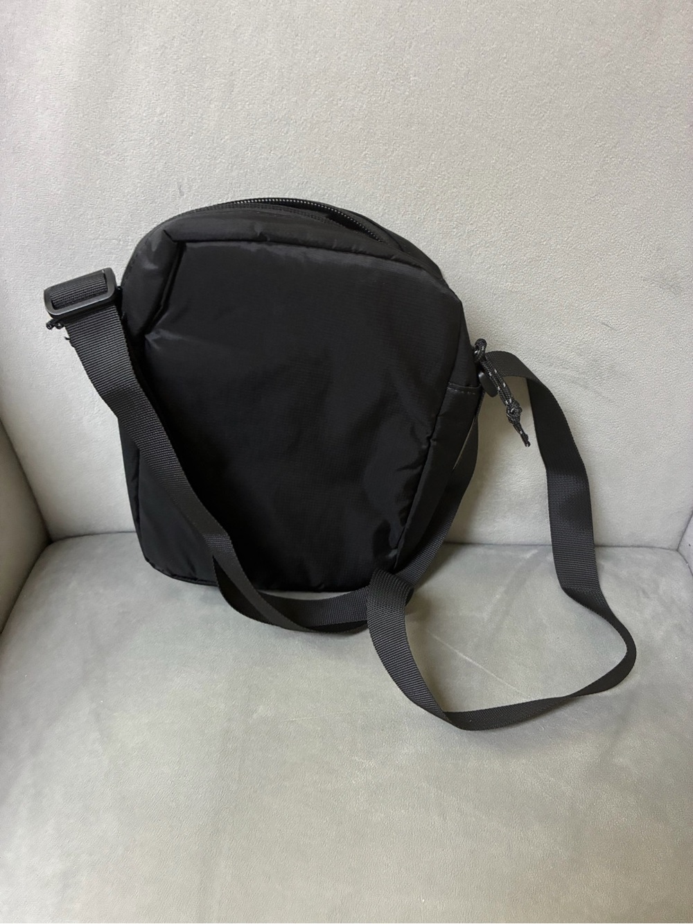 On Running Black Crossbody Belt Bag for Men - Picture 2 of 6